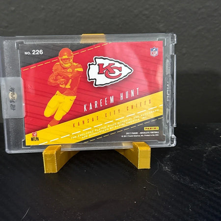 2017 Kareem Hunt Panini Absolute Rookie Premiere Auto Patch Gold RC /99