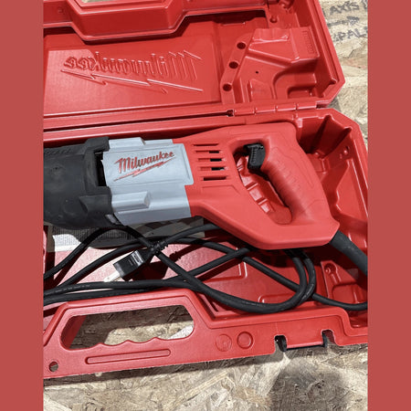 YARD Milwaukee 12 Amp SAWZALL Reciprocating Saw with Case USED