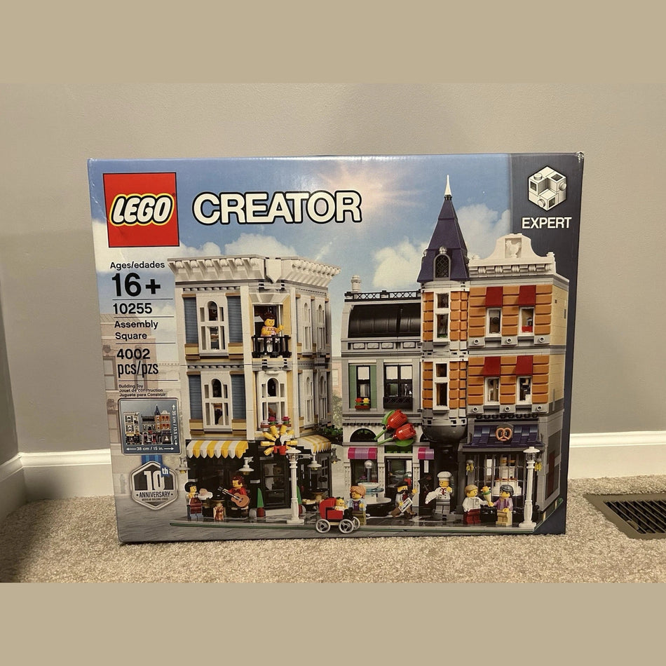 LEGO CREATOR: Assembly Square (10255) New Sealed